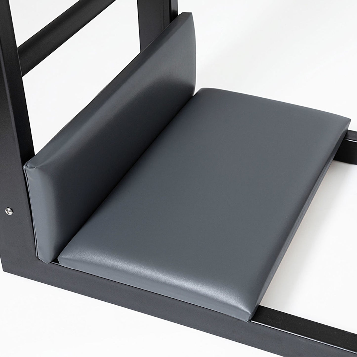 High-density EVA foam and non-slip synthetic leather surface on Elite Steel Base Ladder Barrel